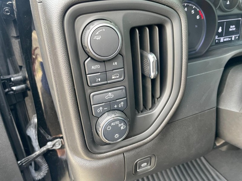 Chevrolet Silverado 1500 Vehicle Full-screen Gallery Image 22