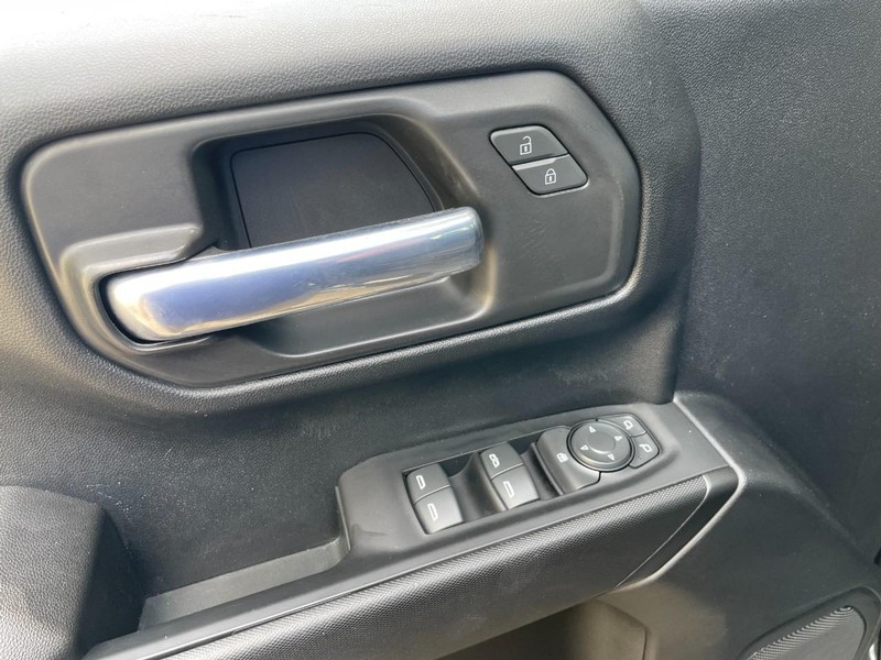 Chevrolet Silverado 1500 Vehicle Full-screen Gallery Image 24