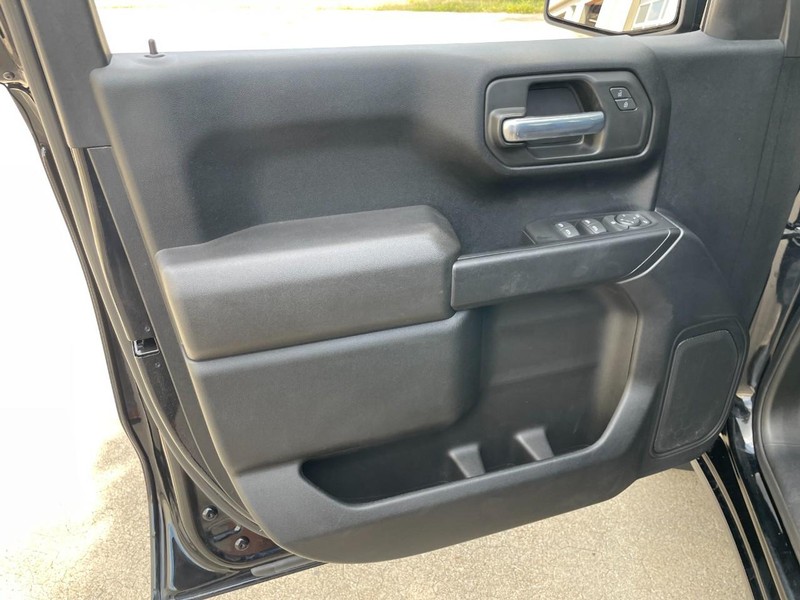 Chevrolet Silverado 1500 Vehicle Full-screen Gallery Image 25