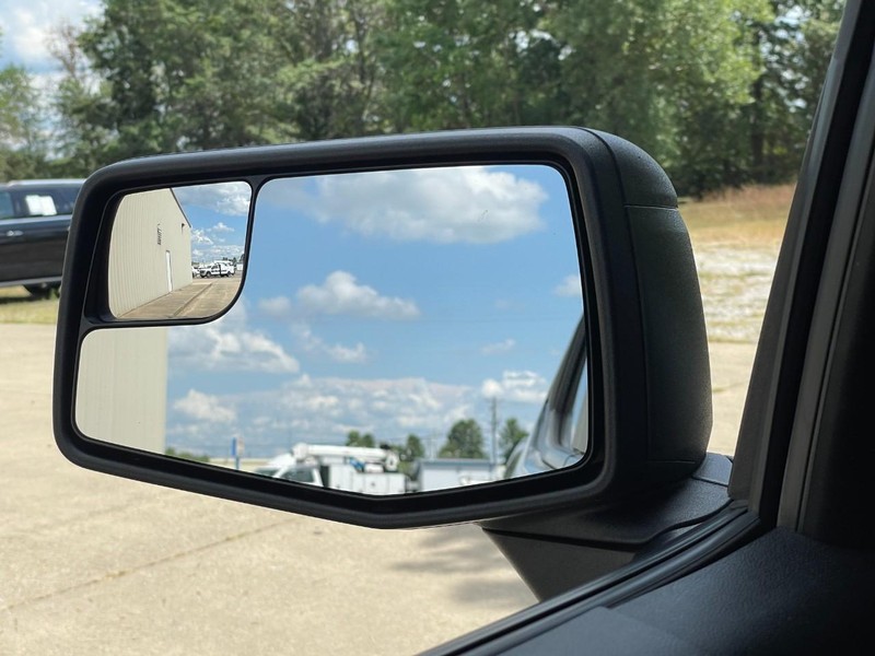 Chevrolet Silverado 1500 Vehicle Full-screen Gallery Image 31