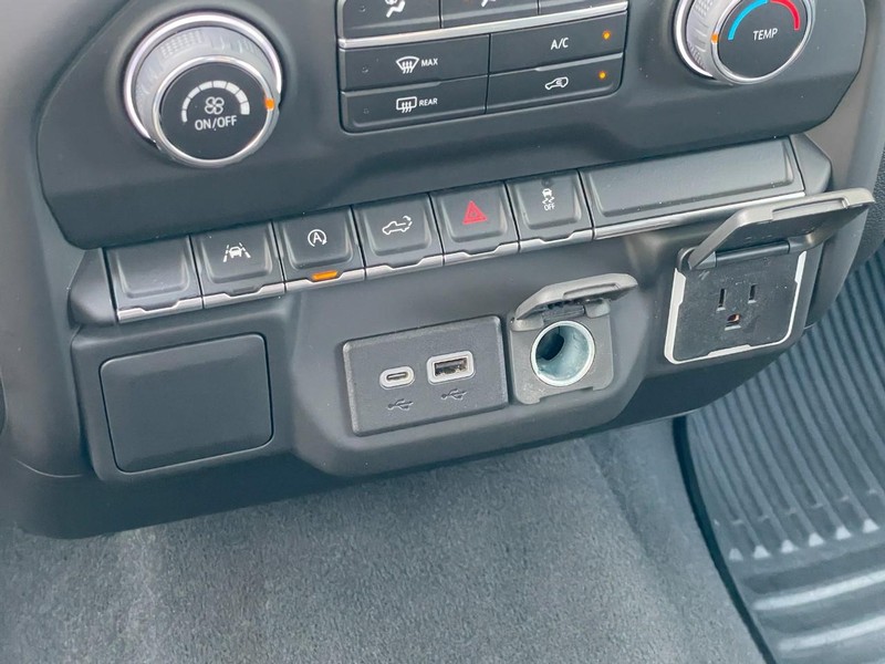 Chevrolet Silverado 1500 Vehicle Full-screen Gallery Image 40