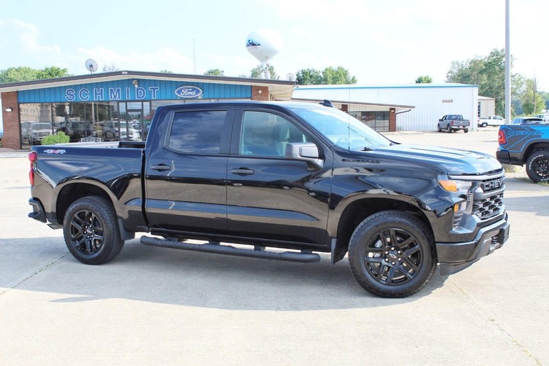 Chevrolet Silverado 1500 Vehicle Full-screen Gallery Image 03