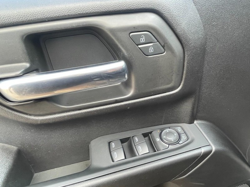 Chevrolet Silverado 1500 Vehicle Full-screen Gallery Image 24