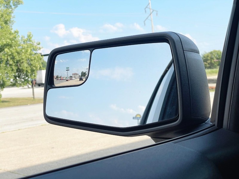 Chevrolet Silverado 1500 Vehicle Full-screen Gallery Image 32