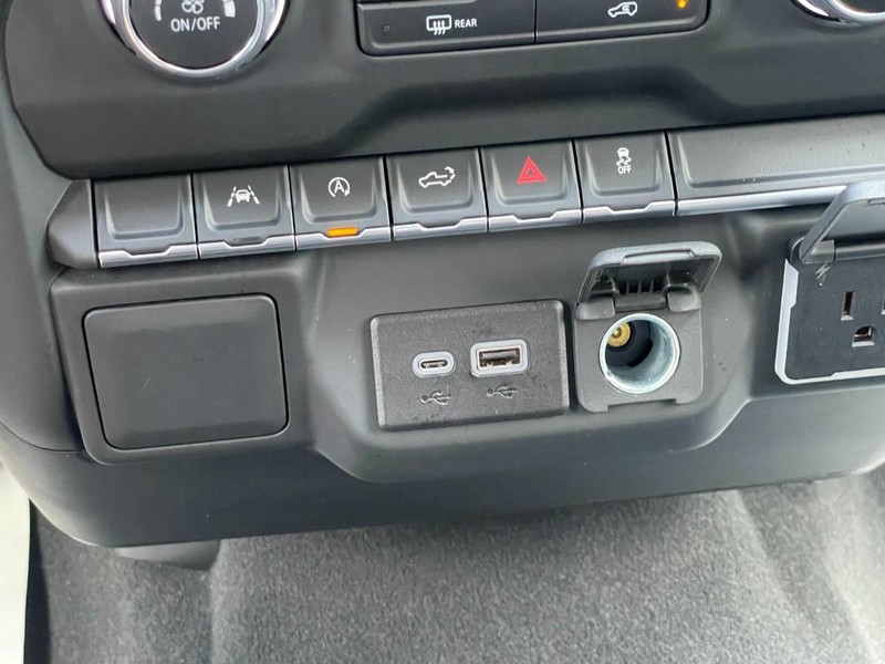 Chevrolet Silverado 1500 Vehicle Full-screen Gallery Image 40