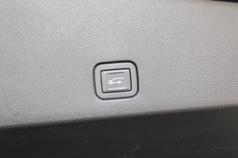 Cadillac XT6 Vehicle Full-screen Gallery Image 17