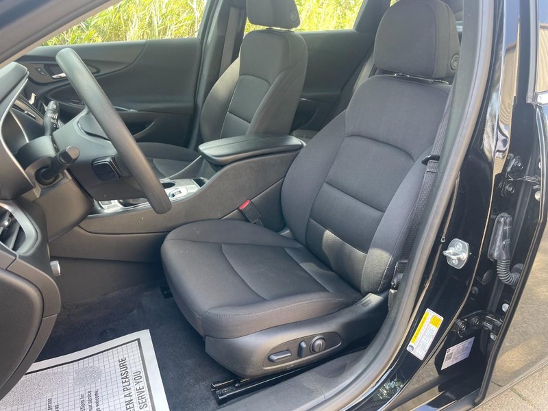 Chevrolet Malibu Vehicle Full-screen Gallery Image 17