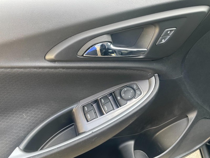 Chevrolet Malibu Vehicle Full-screen Gallery Image 19