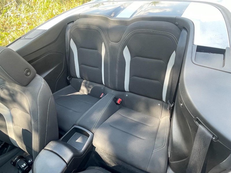 Chevrolet Camaro Vehicle Full-screen Gallery Image 23