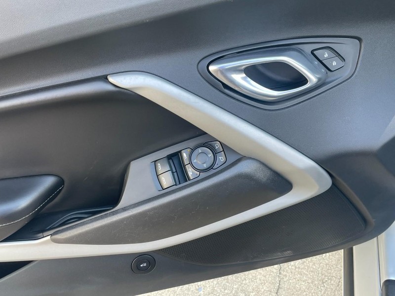 Chevrolet Camaro Vehicle Full-screen Gallery Image 26