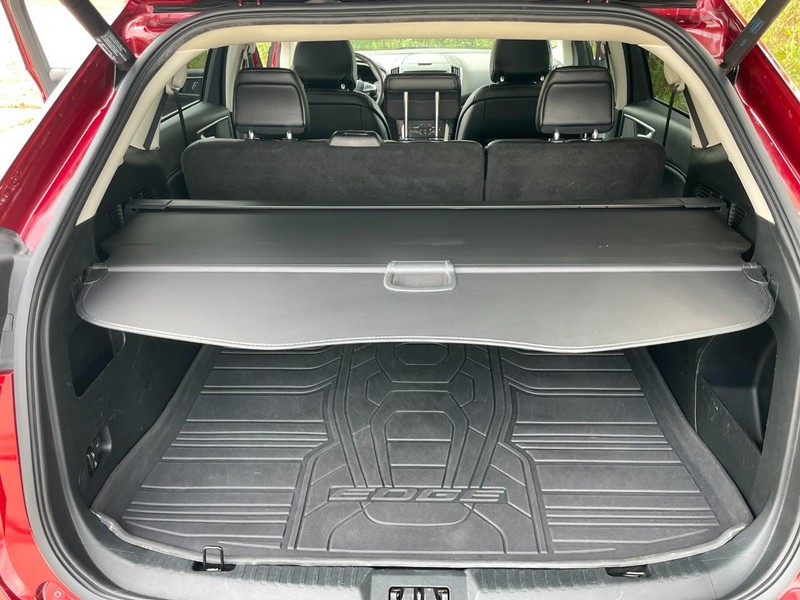 Ford Edge Vehicle Full-screen Gallery Image 12