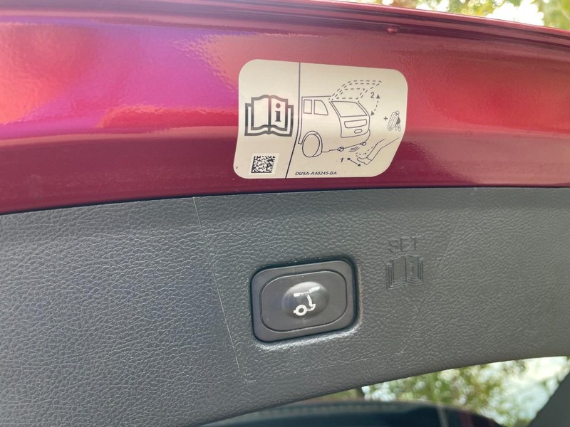 Ford Edge Vehicle Full-screen Gallery Image 15