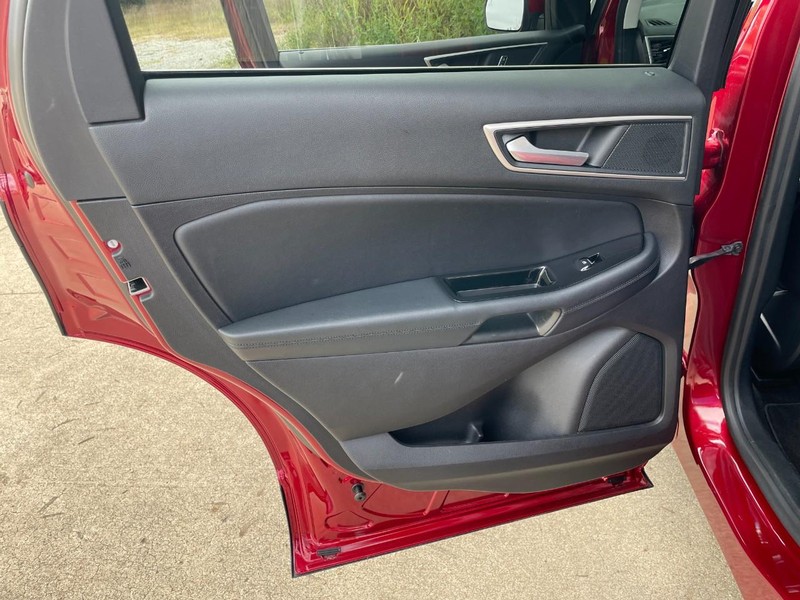 Ford Edge Vehicle Full-screen Gallery Image 21