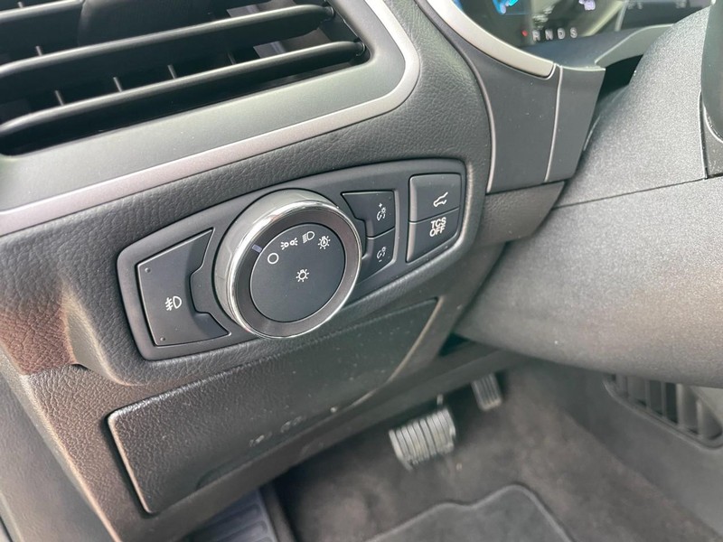 Ford Edge Vehicle Full-screen Gallery Image 23