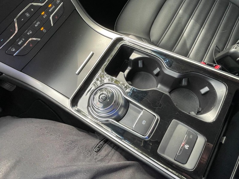 Ford Edge Vehicle Full-screen Gallery Image 44