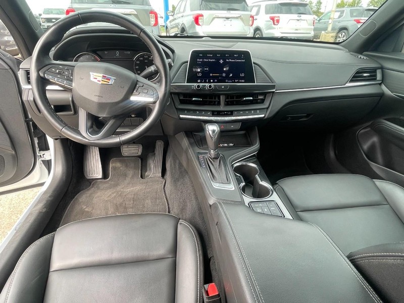 Cadillac CT4 Vehicle Full-screen Gallery Image 16