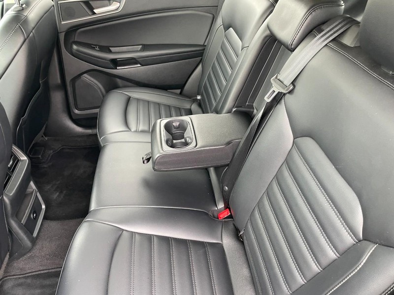 Ford Edge Vehicle Full-screen Gallery Image 16