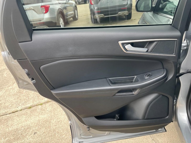 Ford Edge Vehicle Full-screen Gallery Image 19