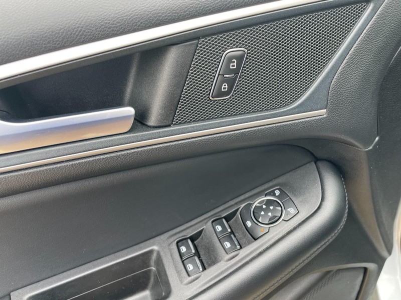 Ford Edge Vehicle Full-screen Gallery Image 22