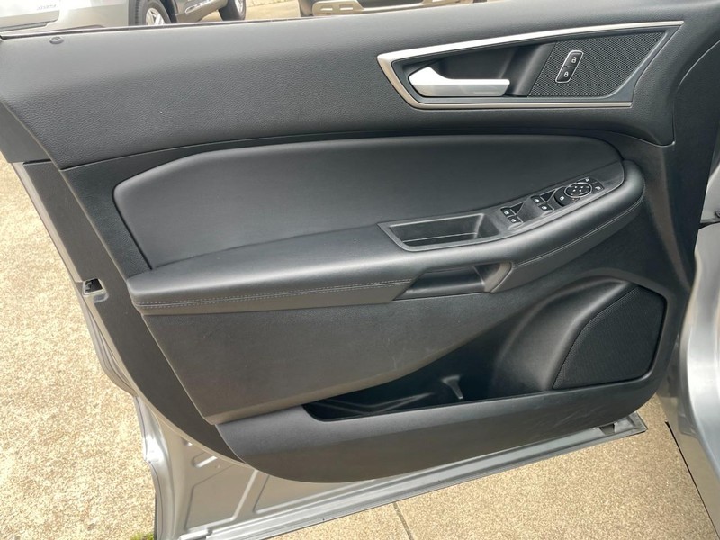 Ford Edge Vehicle Full-screen Gallery Image 23