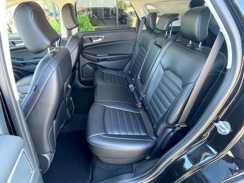 Ford Edge Vehicle Full-screen Gallery Image 15