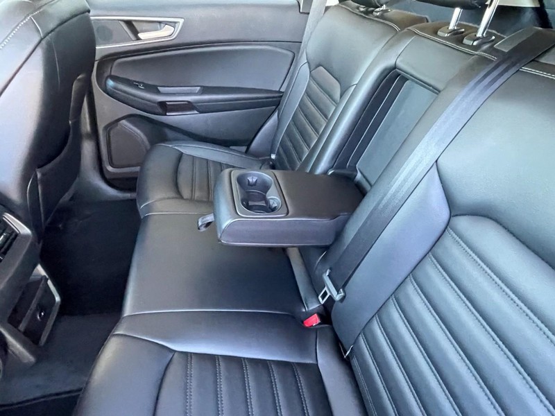 Ford Edge Vehicle Full-screen Gallery Image 16