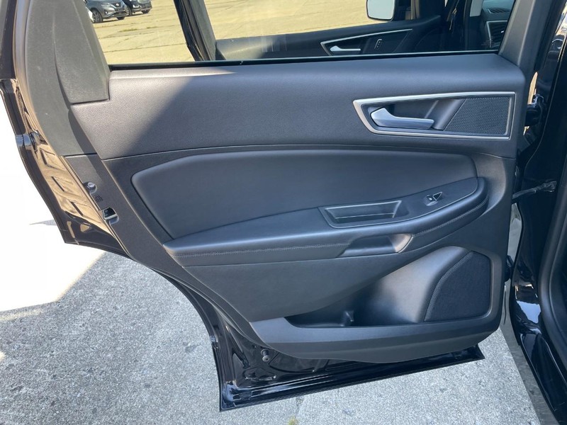 Ford Edge Vehicle Full-screen Gallery Image 19
