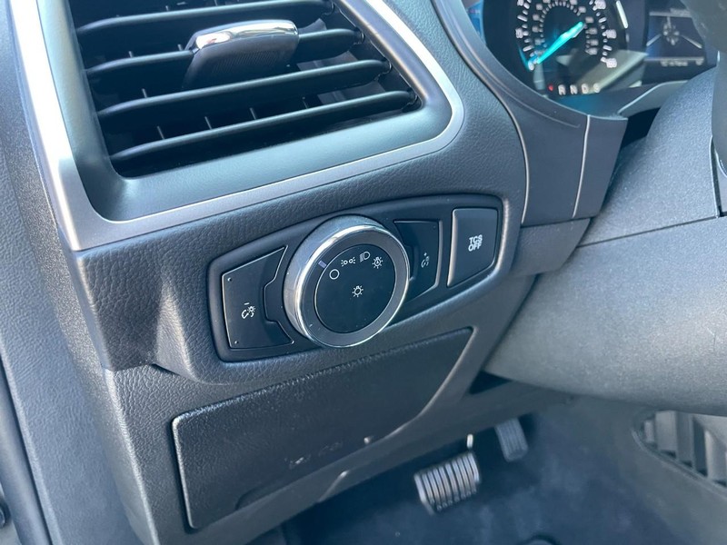 Ford Edge Vehicle Full-screen Gallery Image 21