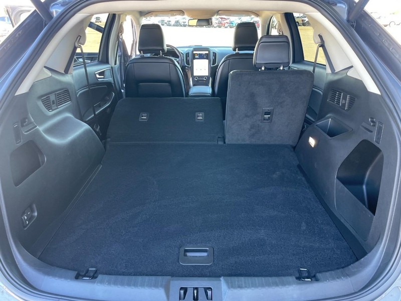 Ford Edge Vehicle Full-screen Gallery Image 12