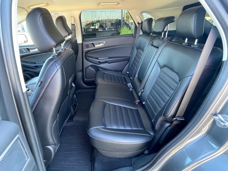 Ford Edge Vehicle Full-screen Gallery Image 15