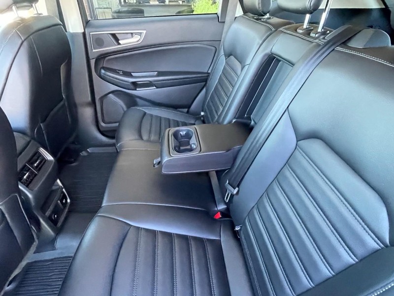 Ford Edge Vehicle Full-screen Gallery Image 16