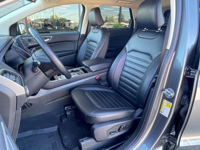 Ford Edge Vehicle Full-screen Gallery Image 21