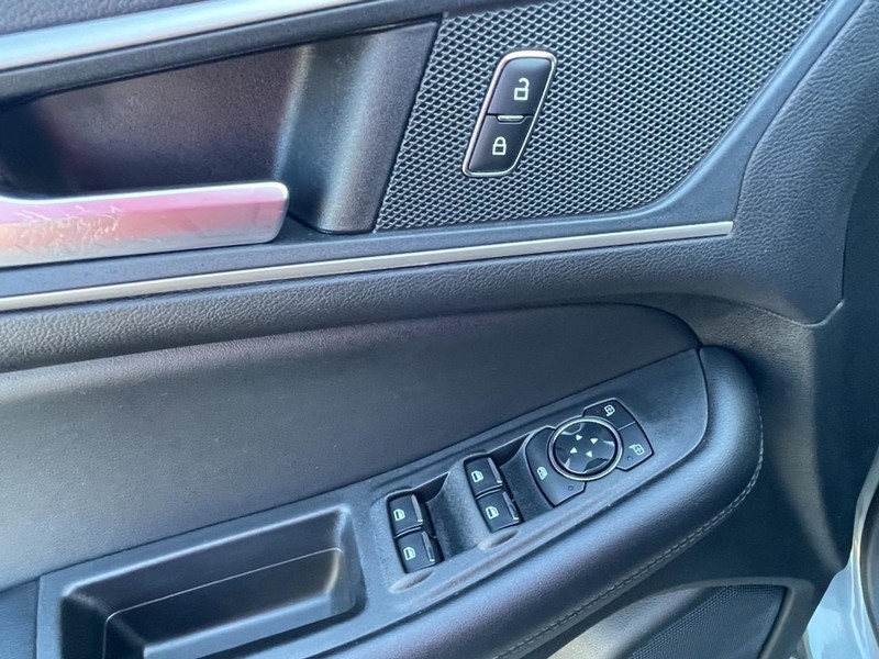 Ford Edge Vehicle Full-screen Gallery Image 24