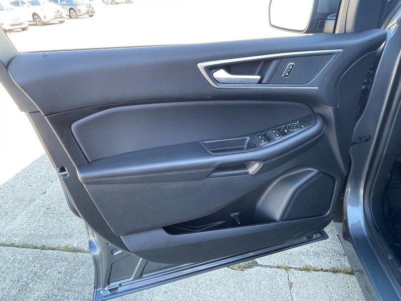 Ford Edge Vehicle Full-screen Gallery Image 25