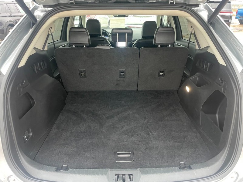 Ford Edge Vehicle Full-screen Gallery Image 11