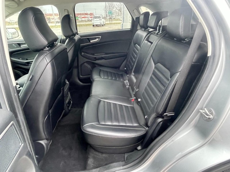 Ford Edge Vehicle Full-screen Gallery Image 16