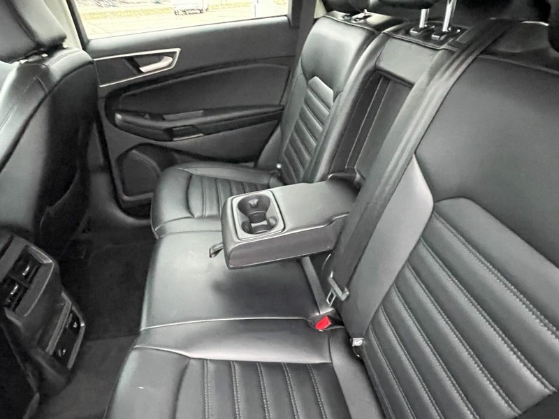 Ford Edge Vehicle Full-screen Gallery Image 17