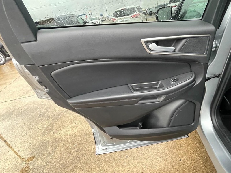 Ford Edge Vehicle Full-screen Gallery Image 21