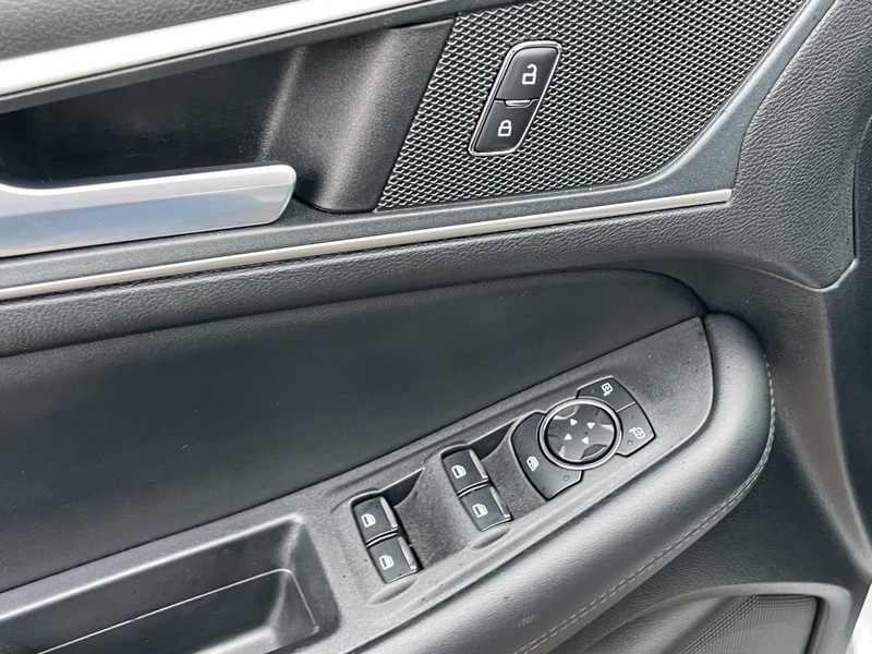 Ford Edge Vehicle Full-screen Gallery Image 24