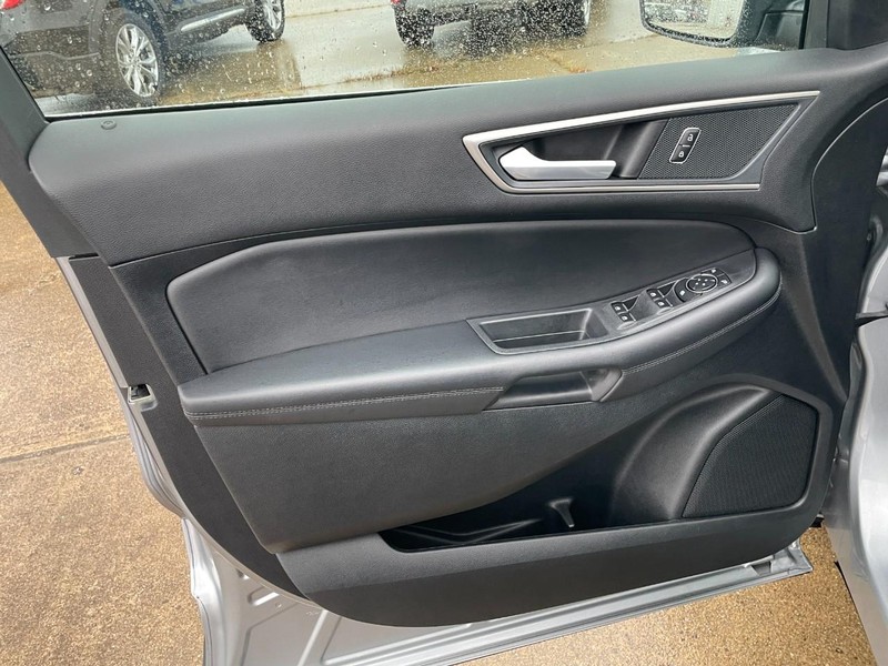 Ford Edge Vehicle Full-screen Gallery Image 25