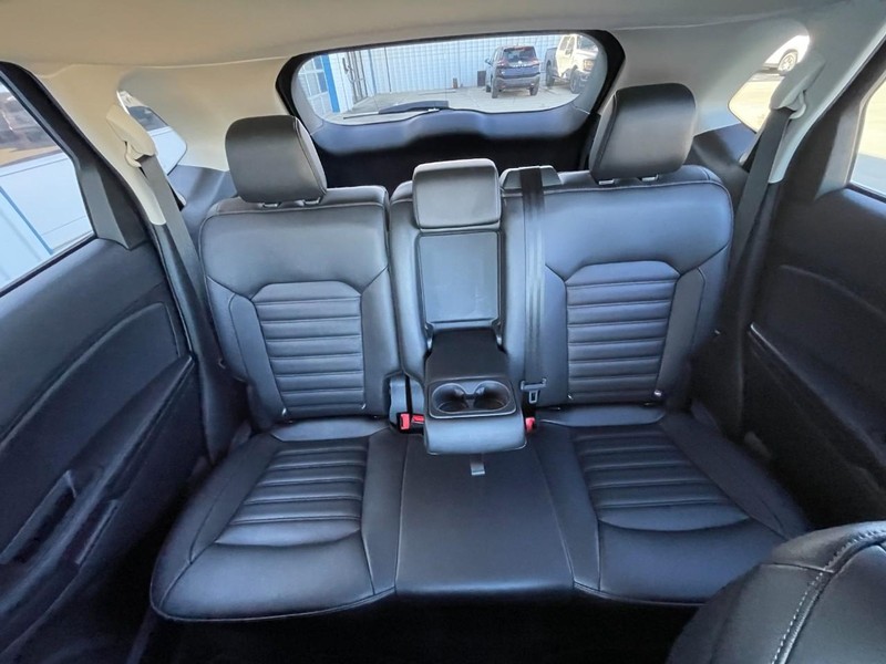 Ford Edge Vehicle Full-screen Gallery Image 24