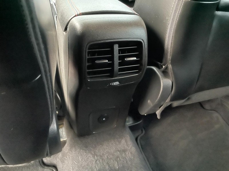 Ford Escape Vehicle Full-screen Gallery Image 16