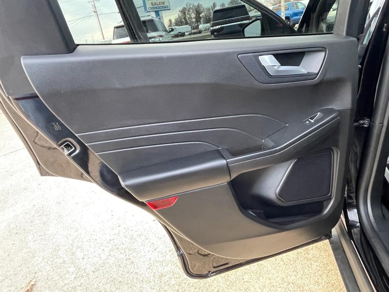 Ford Escape Vehicle Full-screen Gallery Image 18