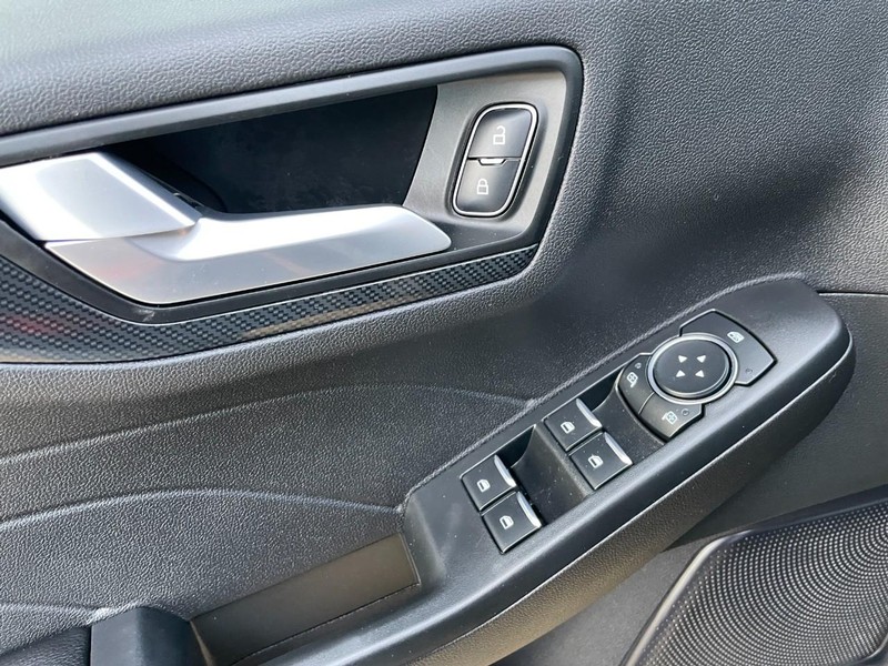 Ford Escape Vehicle Full-screen Gallery Image 22