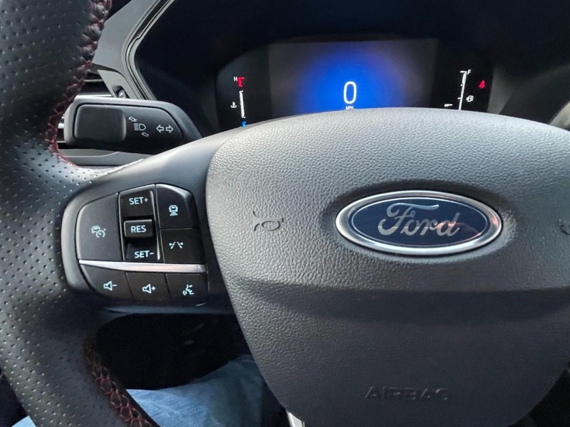 Ford Escape Vehicle Full-screen Gallery Image 26