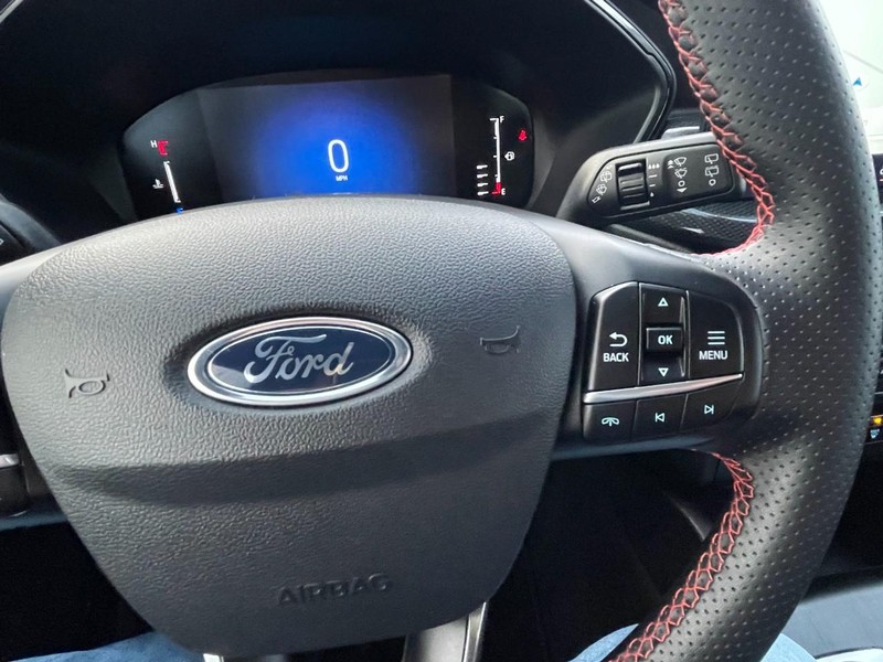 Ford Escape Vehicle Full-screen Gallery Image 27