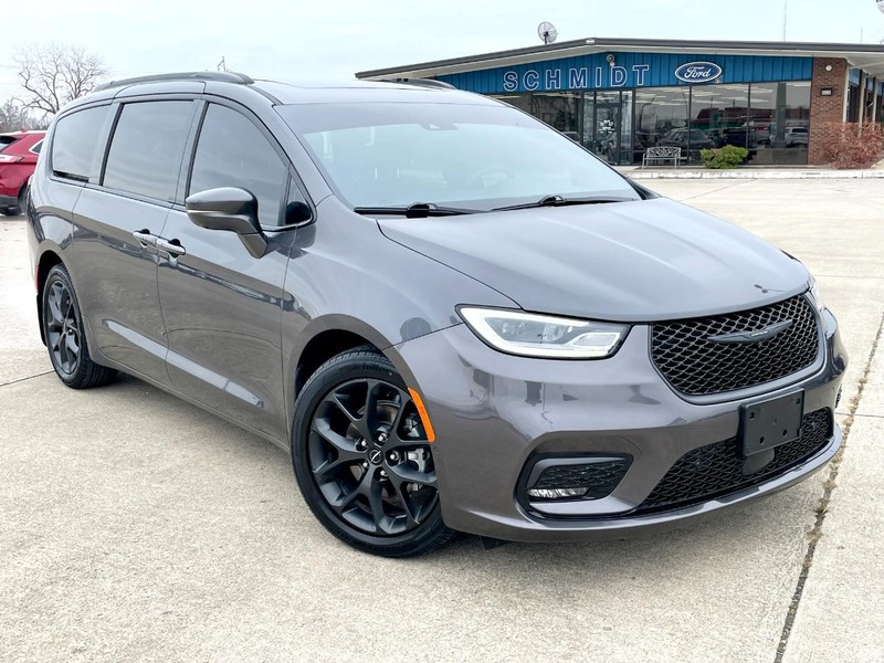 Chrysler Pacifica Vehicle Full-screen Gallery Image 02