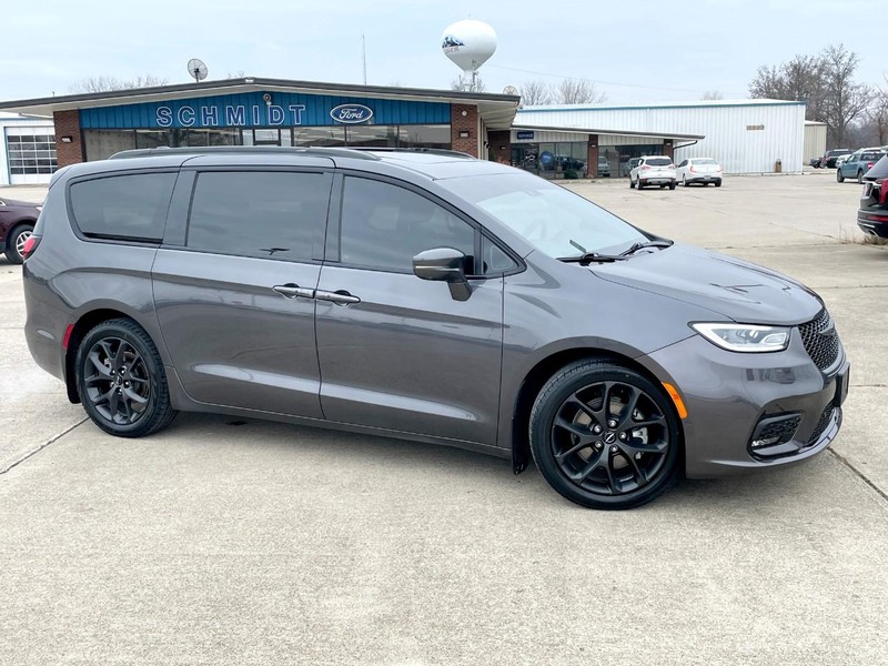 Chrysler Pacifica Vehicle Full-screen Gallery Image 03