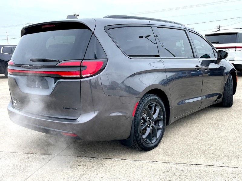 Chrysler Pacifica Vehicle Full-screen Gallery Image 04