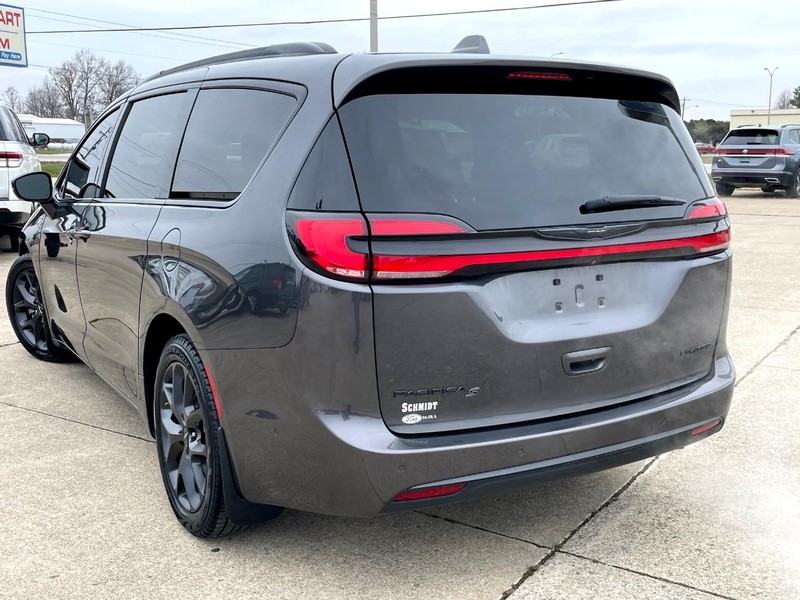 Chrysler Pacifica Vehicle Full-screen Gallery Image 05